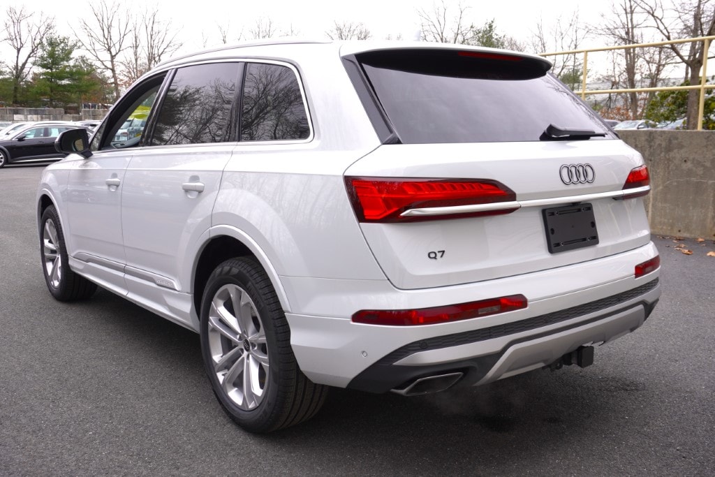 new 2025 Audi Q7 car, priced at $65,730