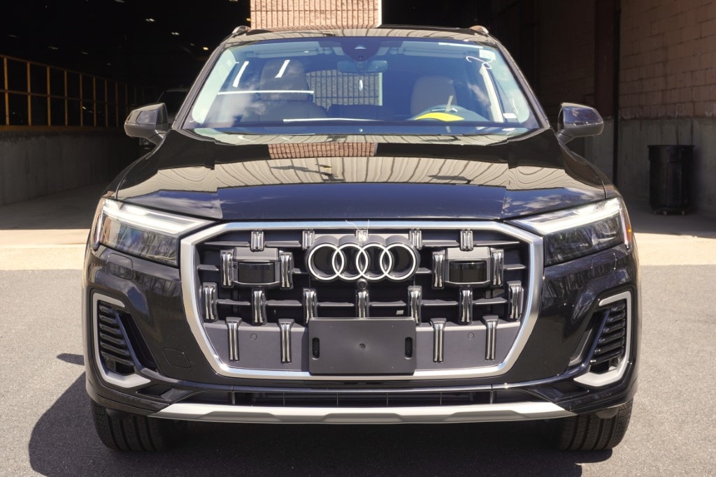 new 2025 Audi Q7 car, priced at $76,480