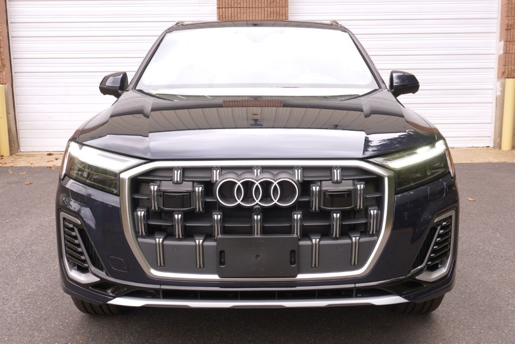 new 2025 Audi Q7 car, priced at $76,480