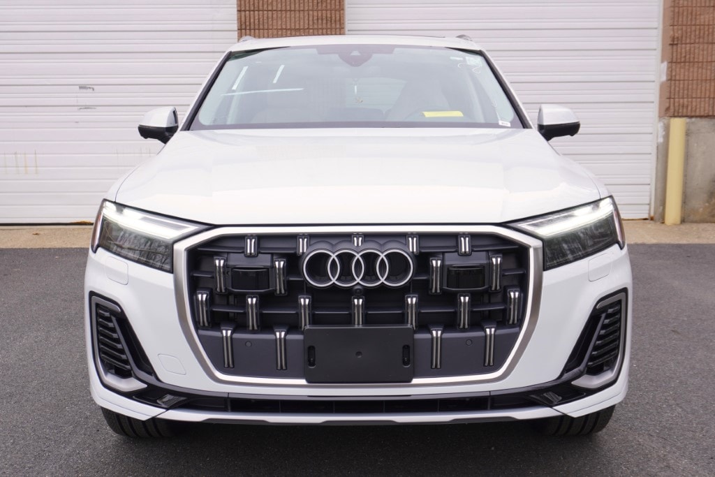 new 2025 Audi Q7 car, priced at $76,480