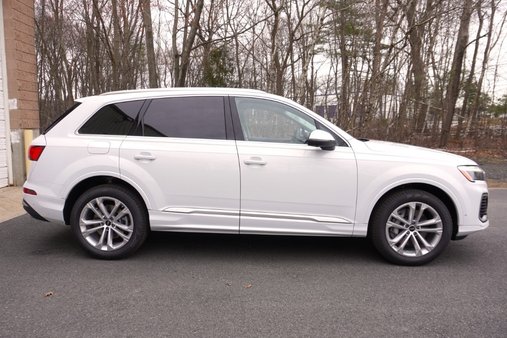new 2025 Audi Q7 car, priced at $76,480