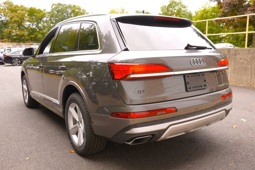 new 2025 Audi Q7 car, priced at $76,480