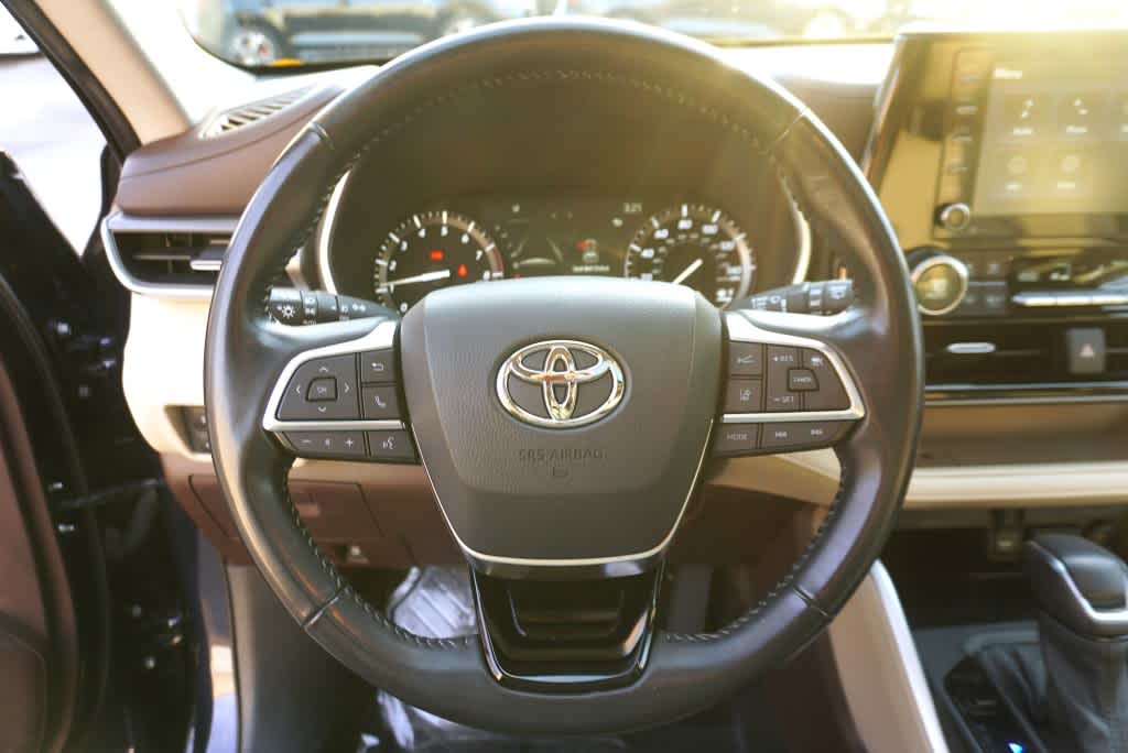 used 2021 Toyota Highlander car, priced at $32,998