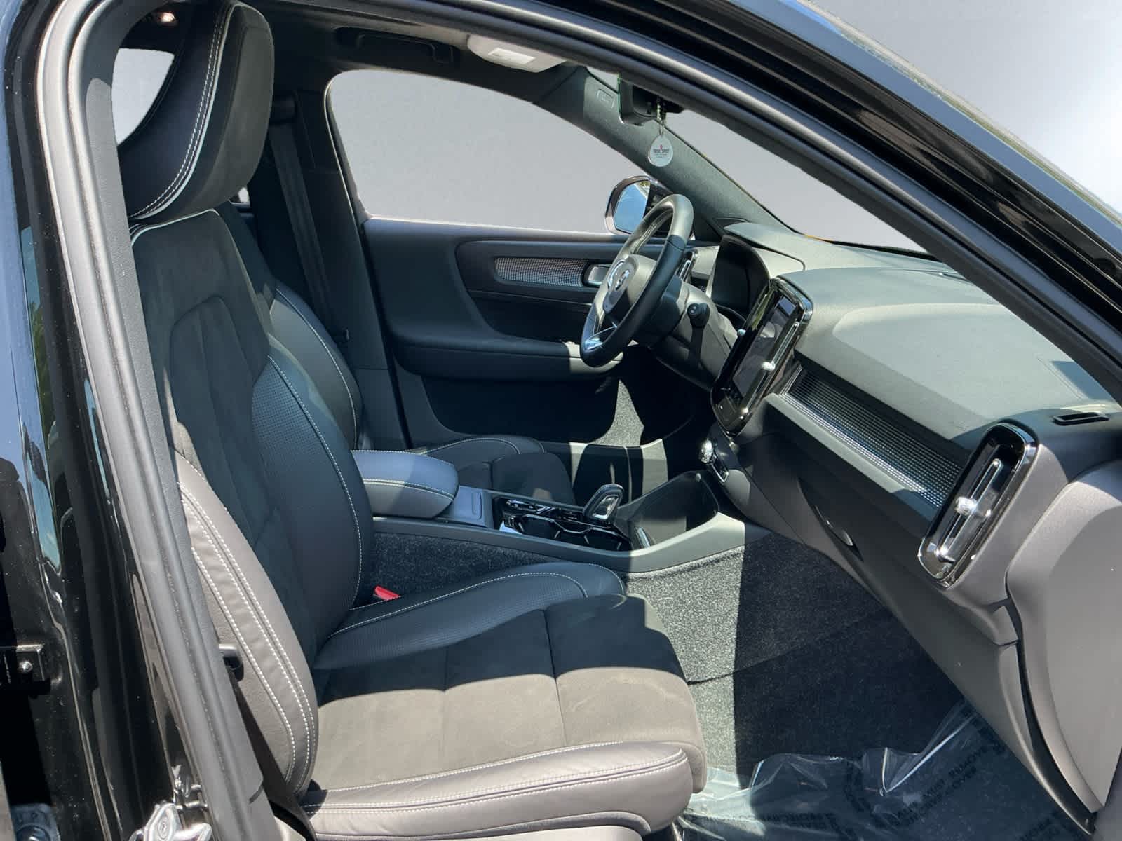 used 2021 Volvo XC40 car, priced at $28,998