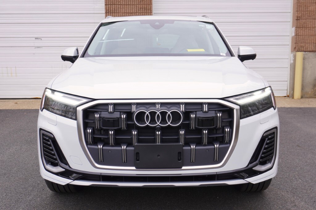 new 2025 Audi Q7 car, priced at $70,400