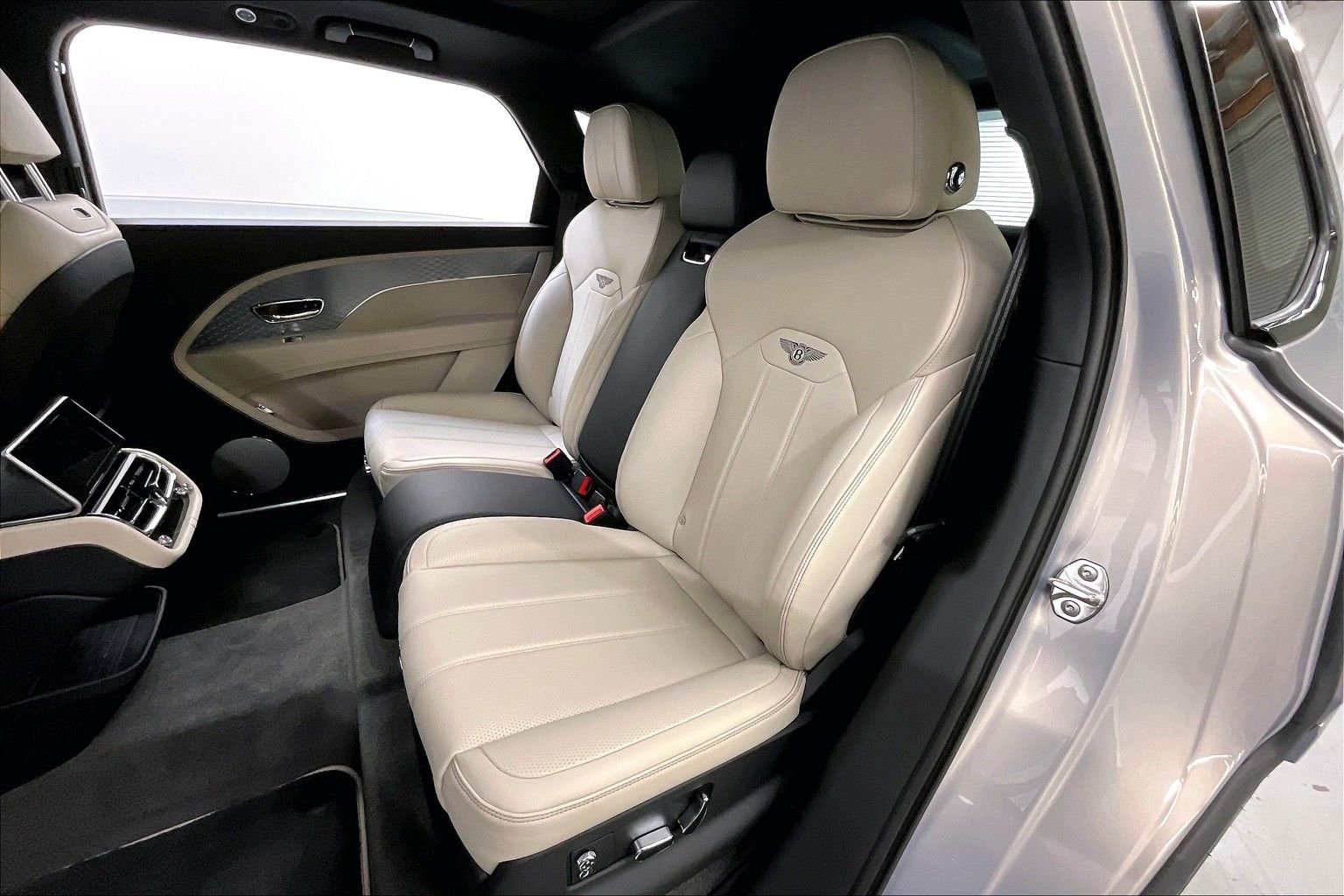 new 2024 Bentley Bentayga EWB V8 car, priced at $277,280