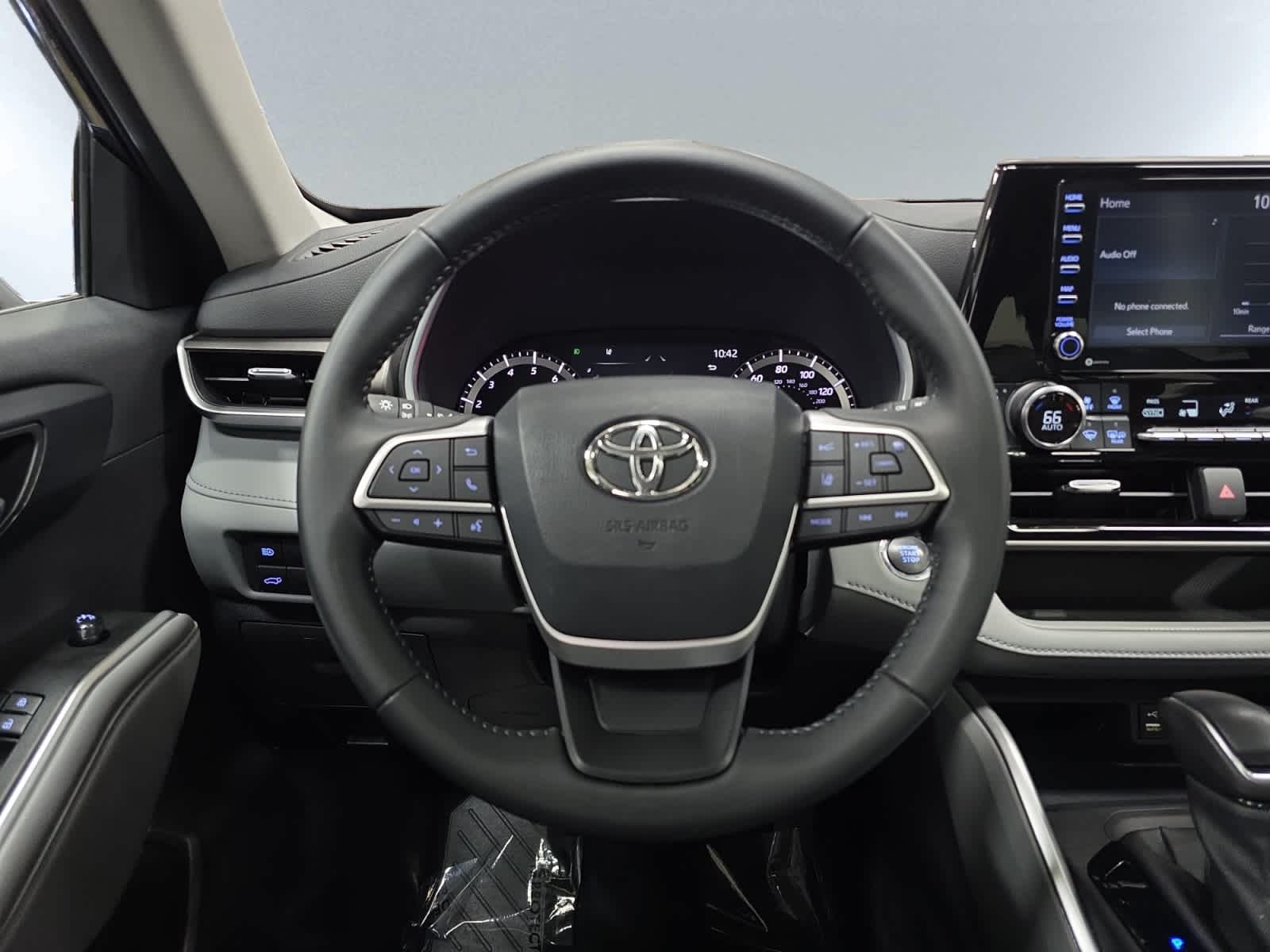 used 2022 Toyota Highlander car, priced at $38,998