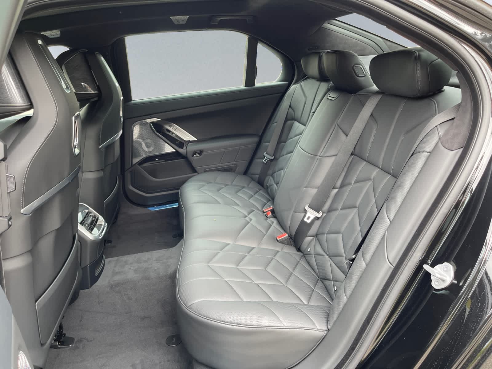 new 2025 BMW 760i car, priced at $141,095