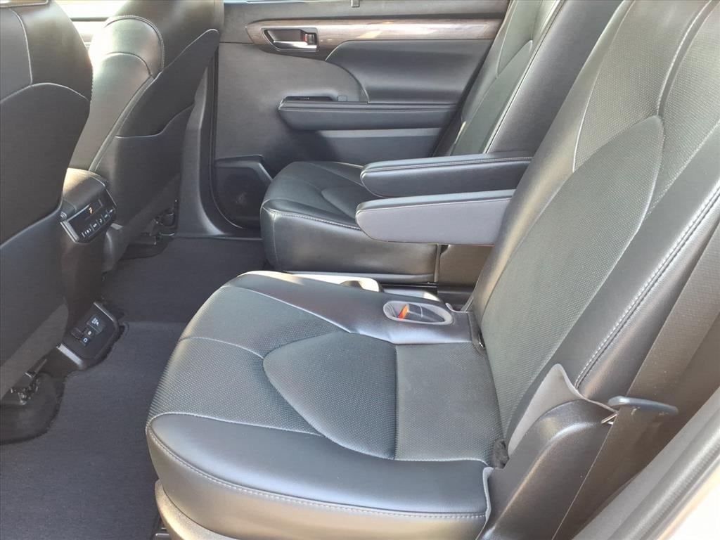 used 2022 Toyota Highlander Hybrid car, priced at $31,900