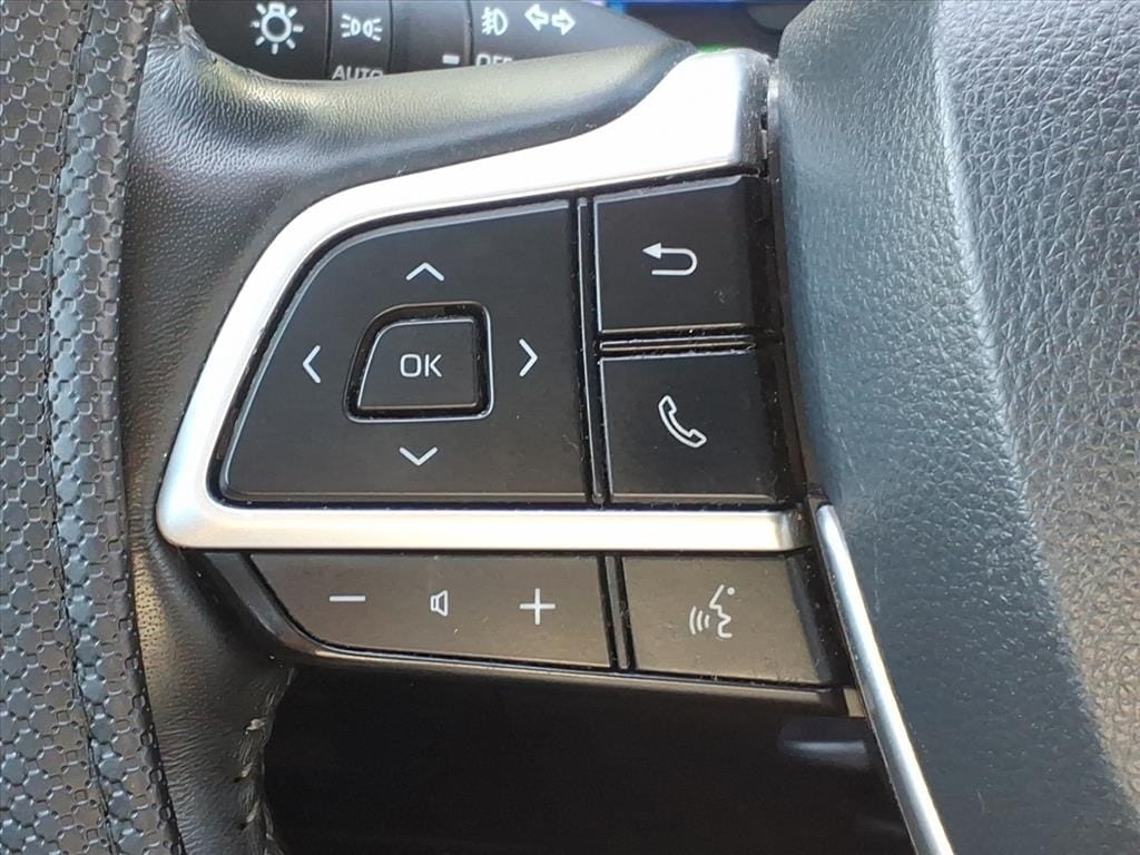 used 2022 Toyota Highlander Hybrid car, priced at $31,900