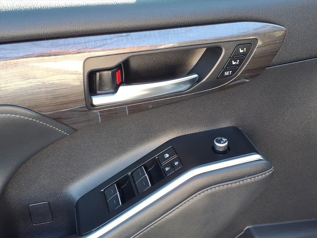 used 2022 Toyota Highlander Hybrid car, priced at $31,900