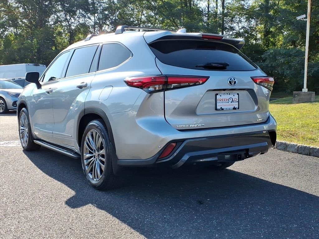 used 2022 Toyota Highlander Hybrid car, priced at $31,900