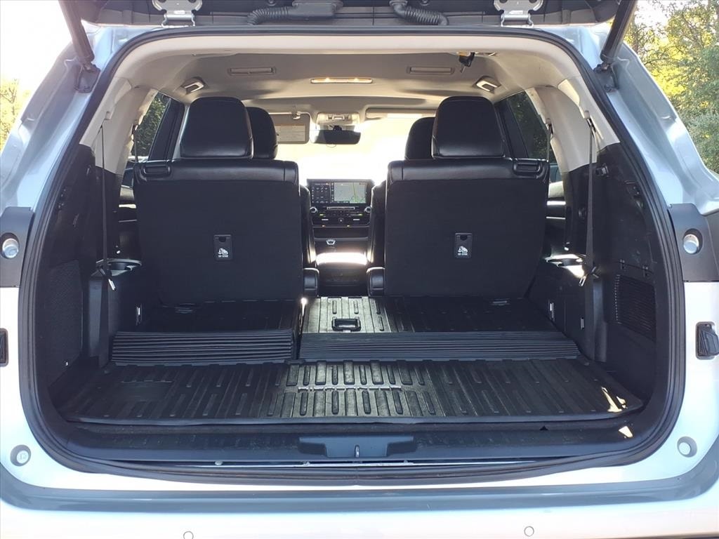 used 2022 Toyota Highlander Hybrid car, priced at $31,900