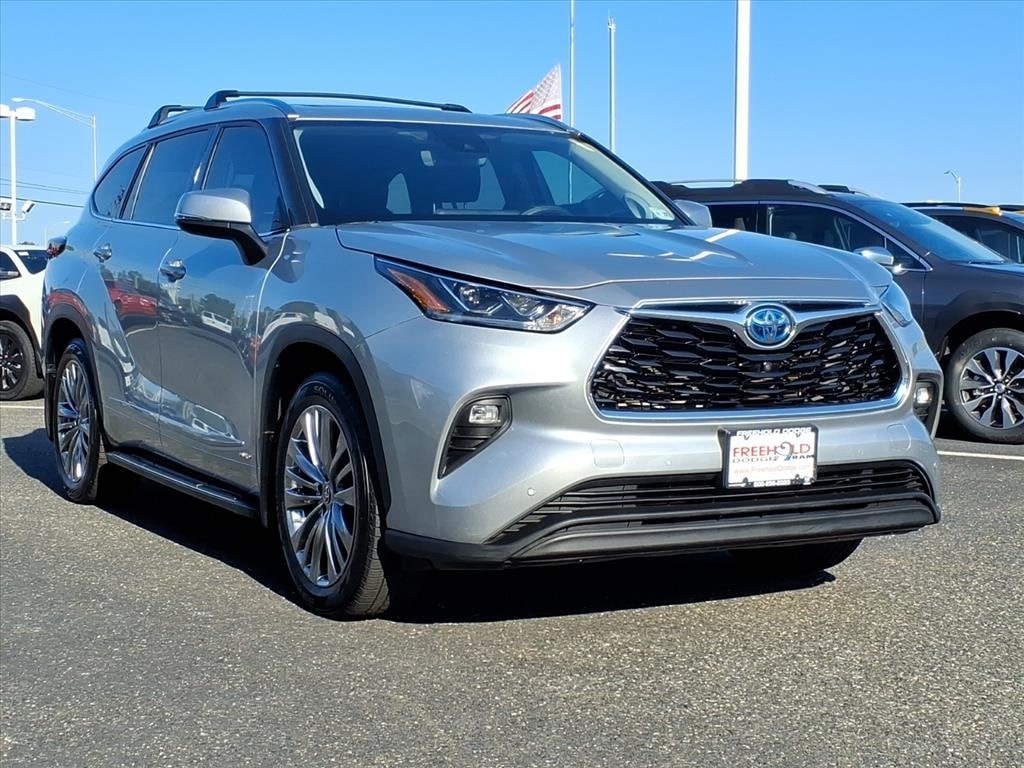 used 2022 Toyota Highlander Hybrid car, priced at $31,900