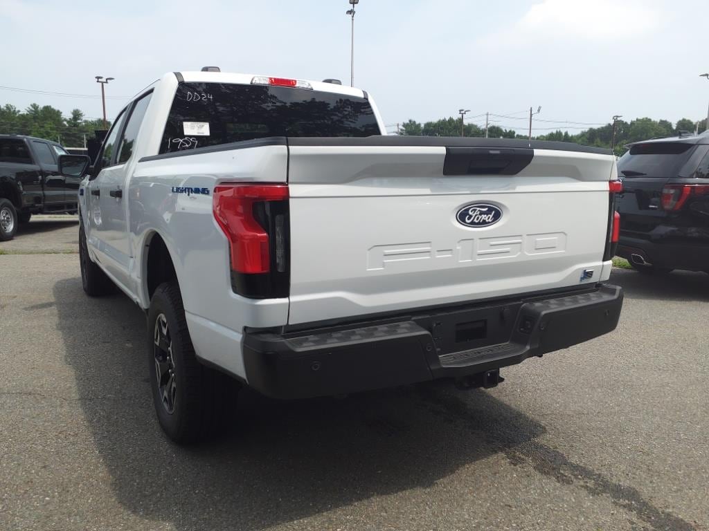 new 2024 Ford F150 Lightning car