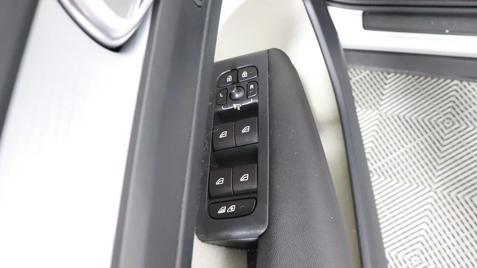 used 2019 Volvo XC40 car, priced at $23,698