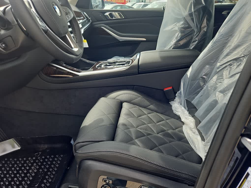 new 2025 BMW X7 car, priced at $88,025