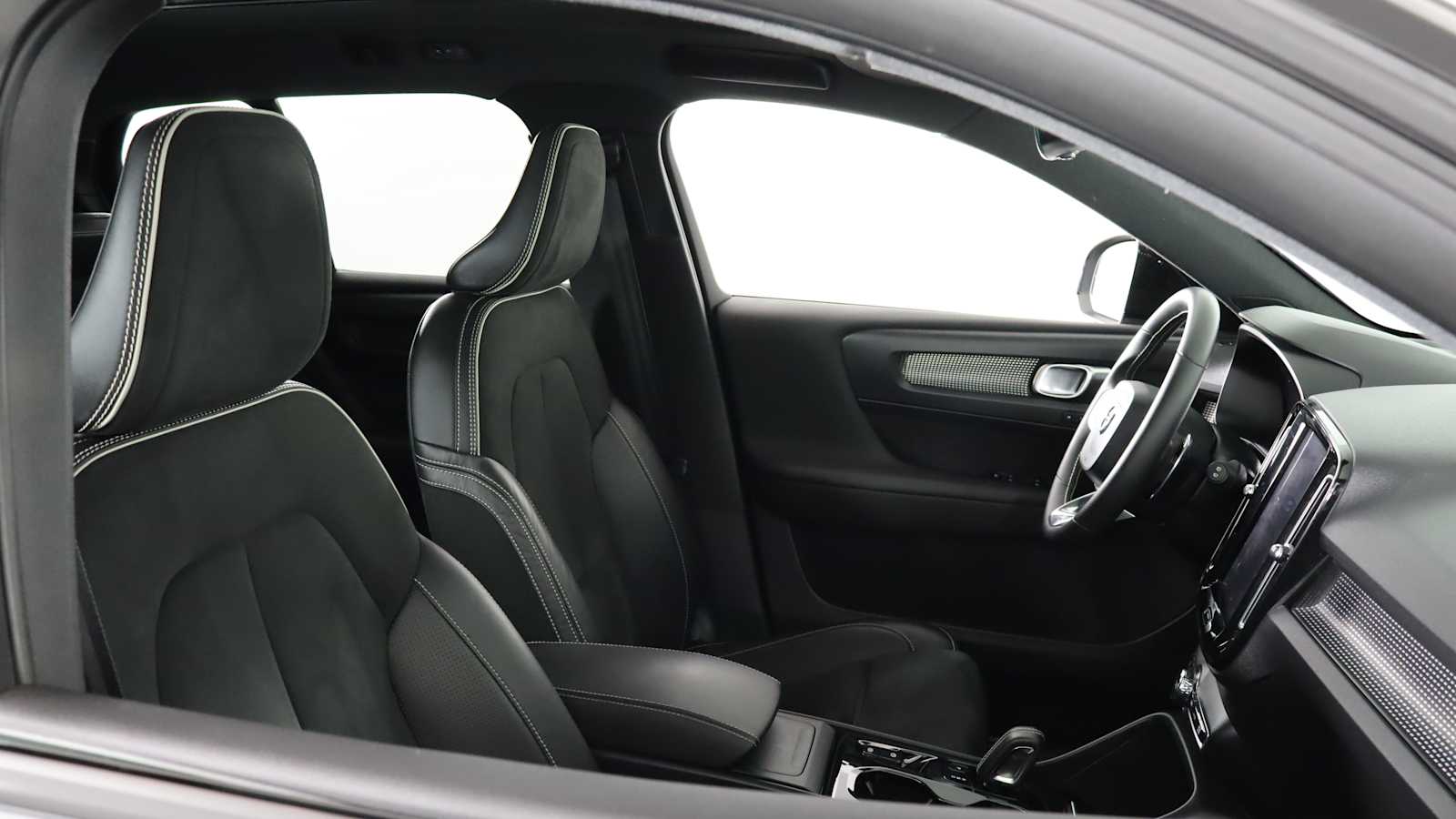 used 2019 Volvo XC40 car, priced at $24,698