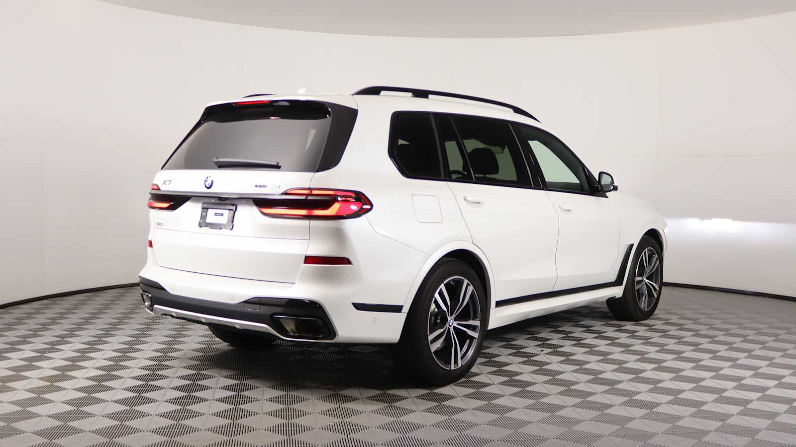 new 2025 BMW X7 car, priced at $93,275