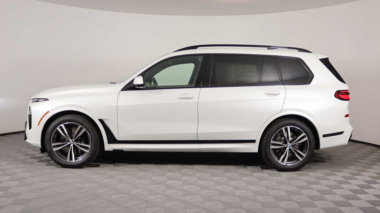 new 2025 BMW X7 car, priced at $93,275