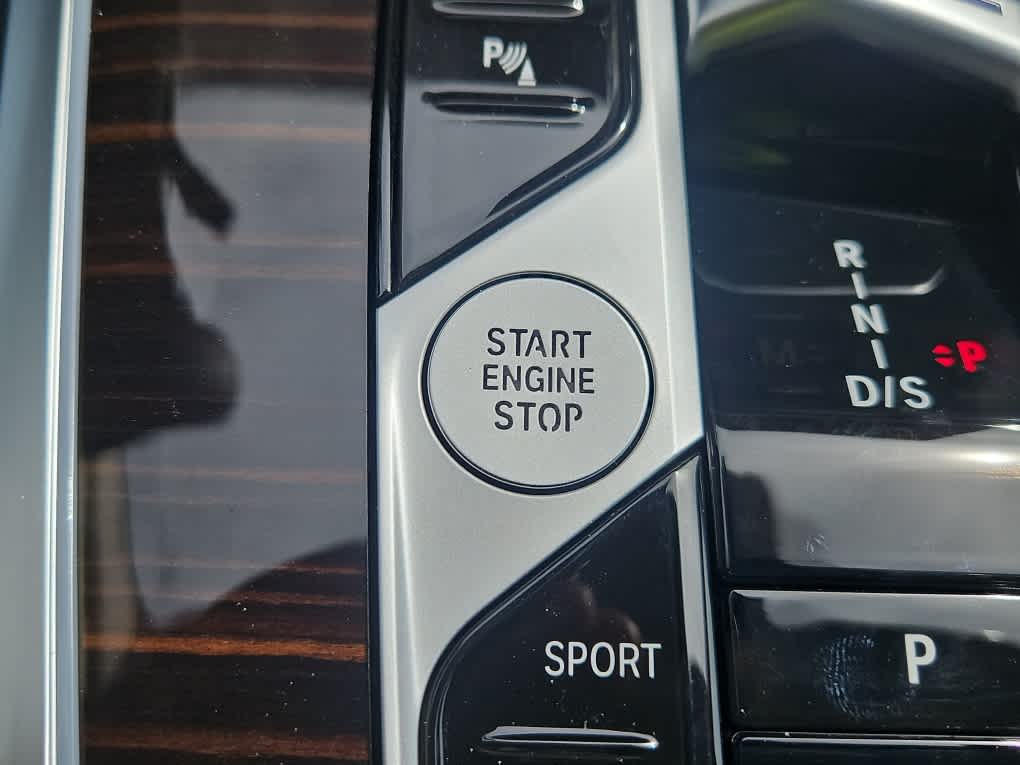 new 2025 BMW X7 car, priced at $88,025