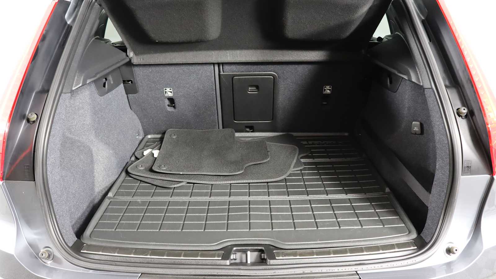 used 2019 Volvo XC40 car, priced at $24,698