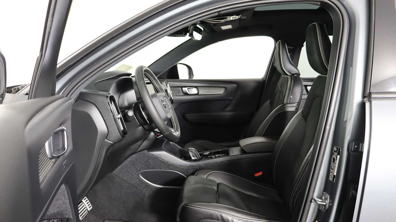 used 2019 Volvo XC40 car, priced at $24,698