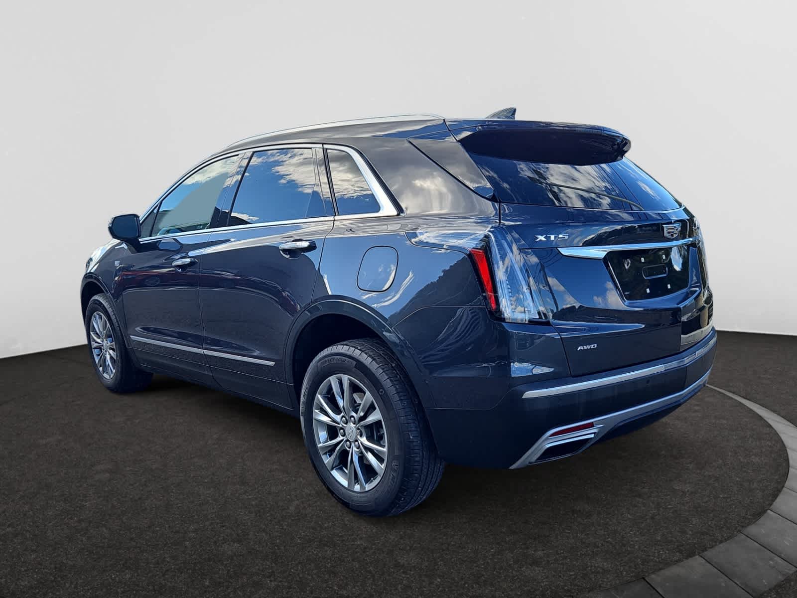 used 2021 Cadillac XT5 car, priced at $31,998