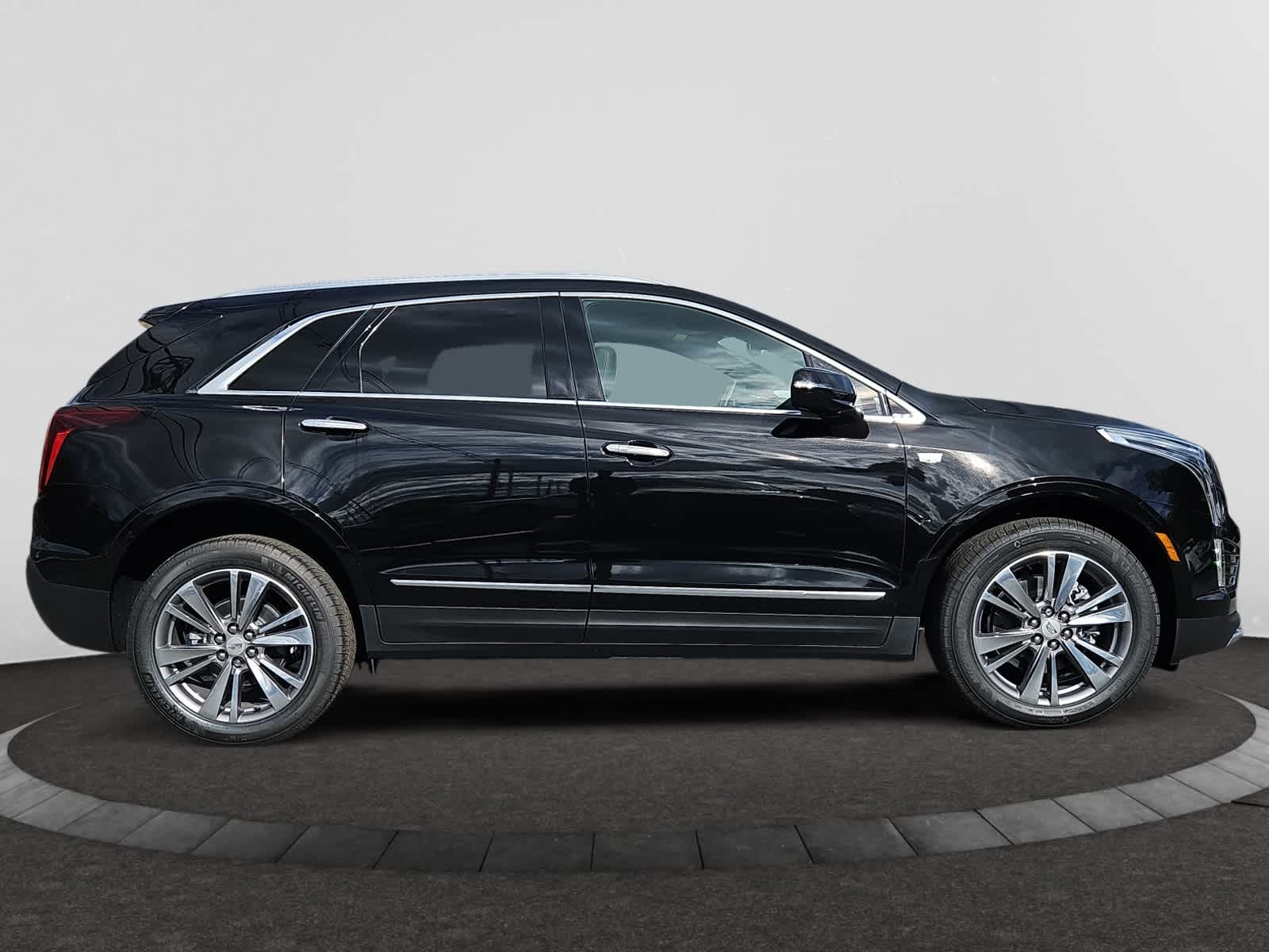 new 2025 Cadillac XT5 car, priced at $55,615