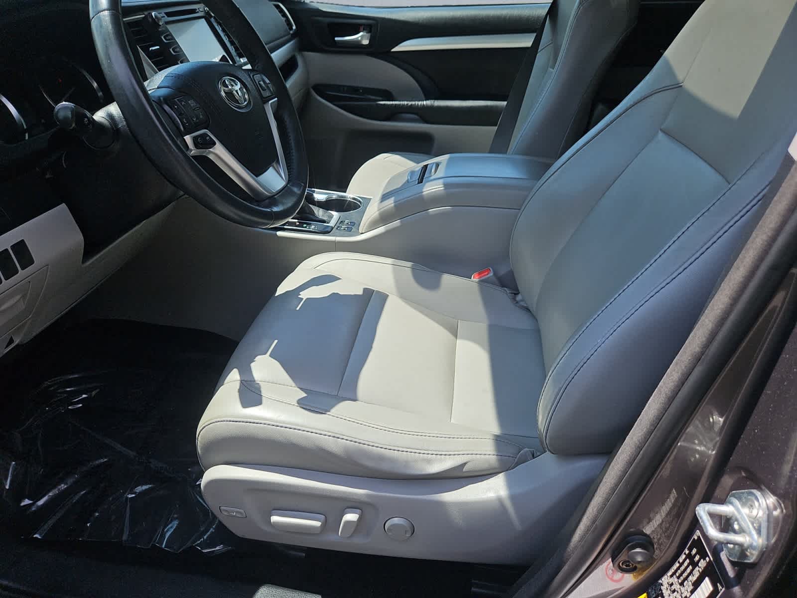 used 2015 Toyota Highlander car, priced at $18,488