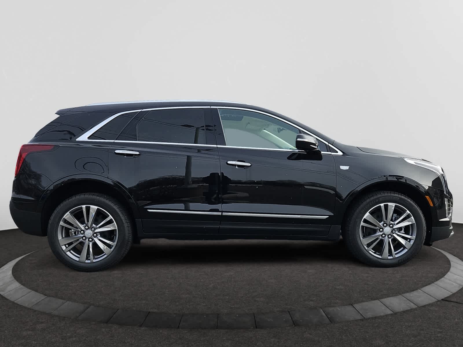 new 2025 Cadillac XT5 car, priced at $54,615