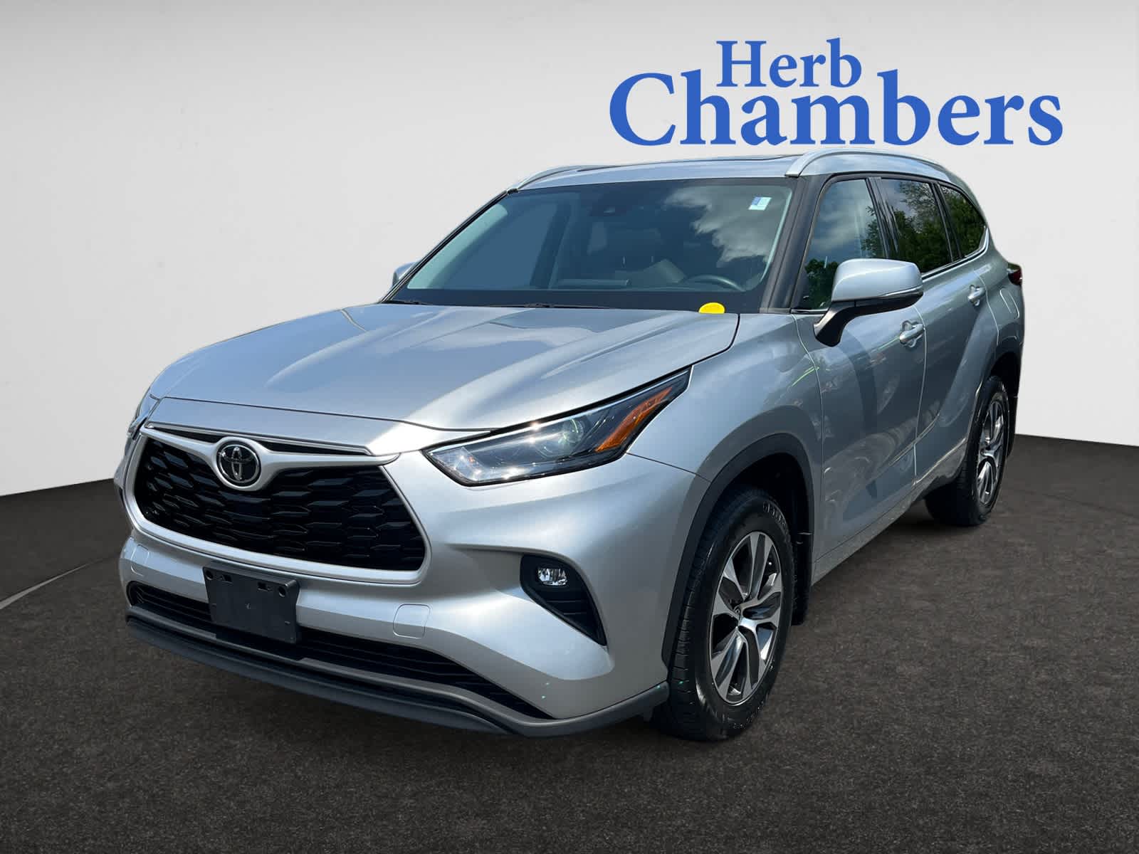 used 2022 Toyota Highlander car, priced at $36,488