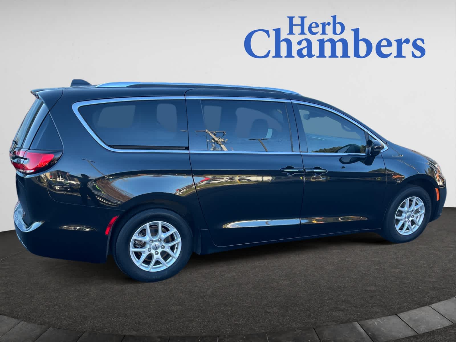 used 2021 Chrysler Pacifica car, priced at $27,998