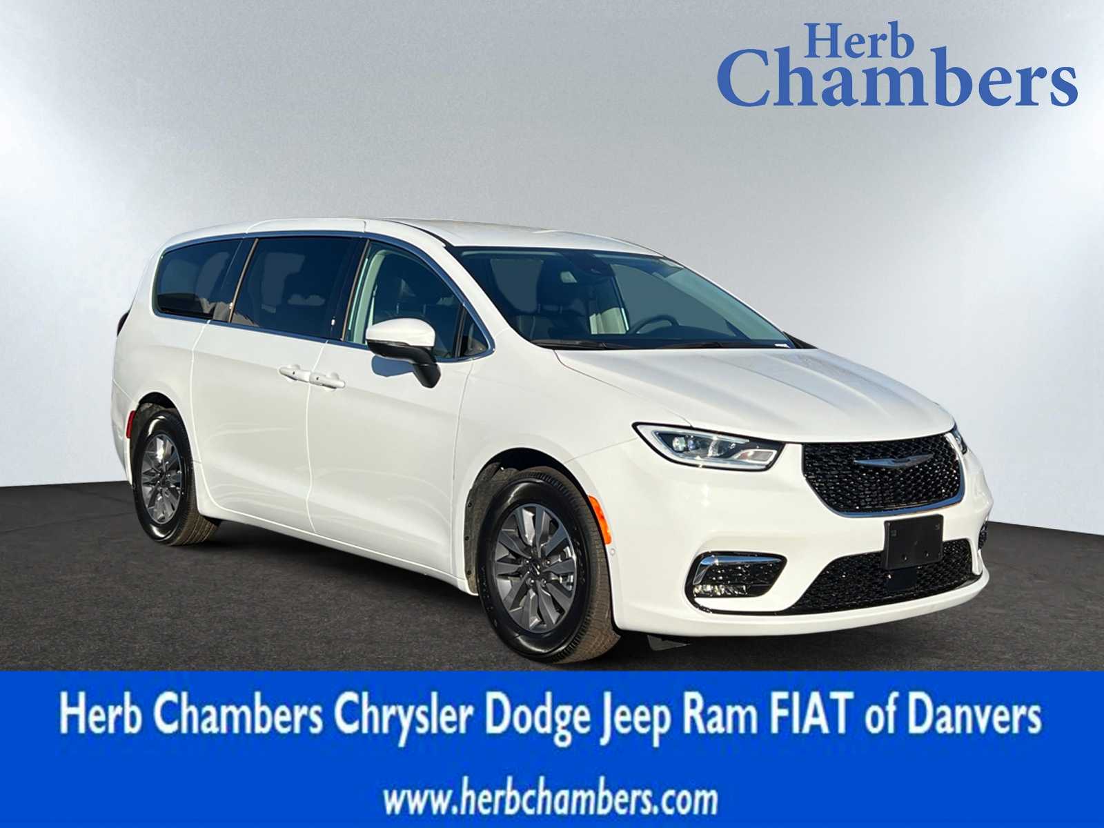 new 2023 Chrysler Pacifica Hybrid car, priced at $46,385