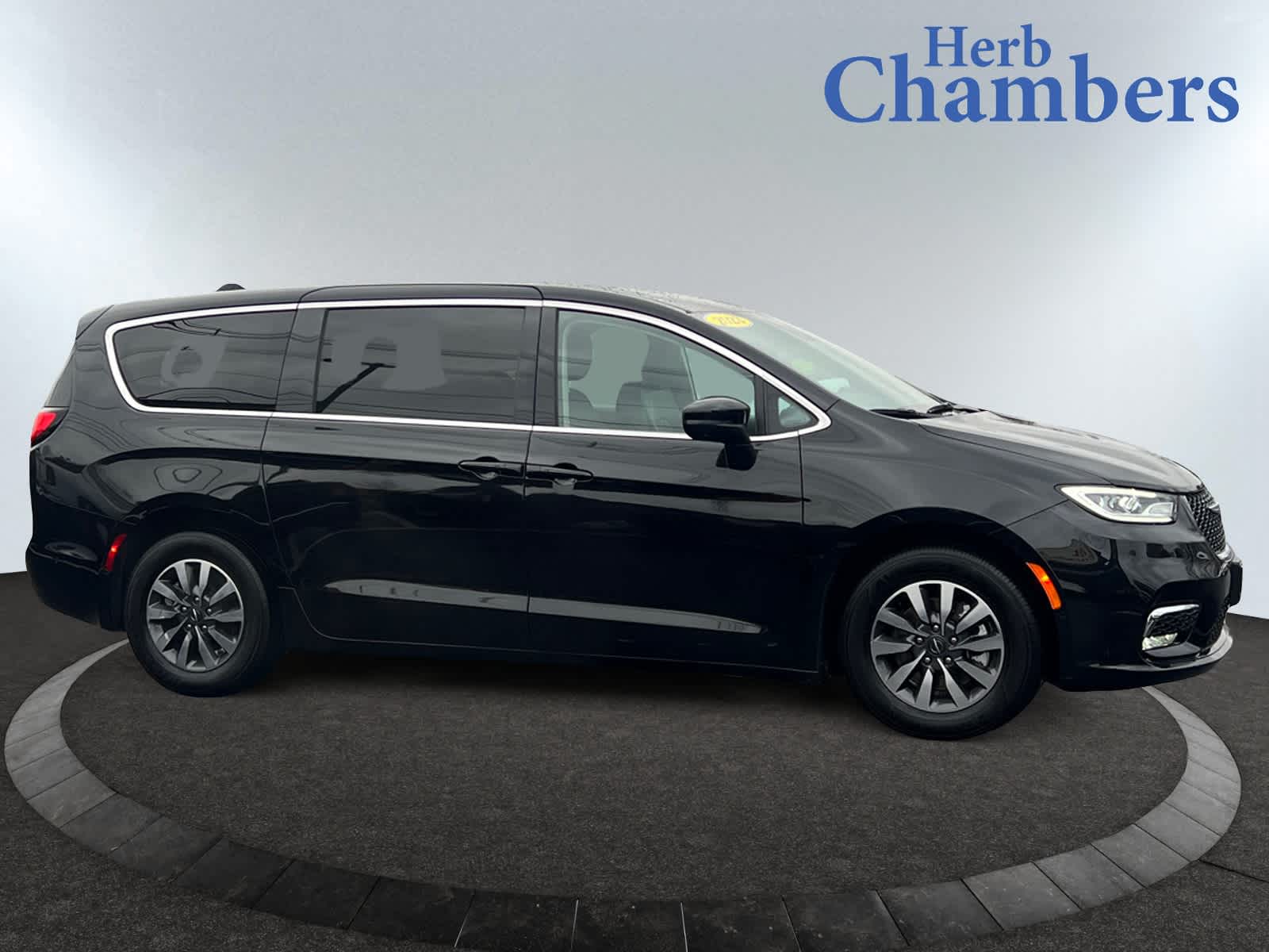 used 2023 Chrysler Pacifica Plug-In Hybrid car, priced at $34,498