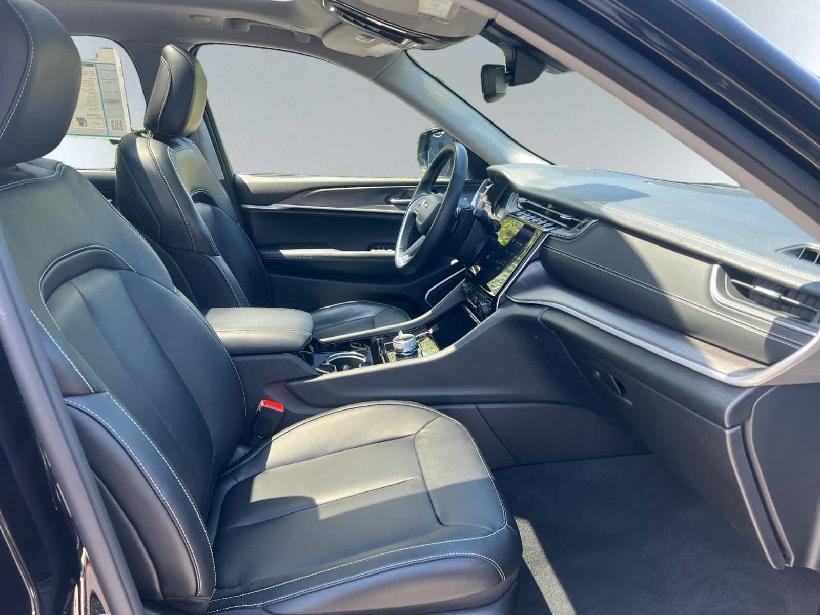 used 2022 Jeep Grand Cherokee car, priced at $35,998