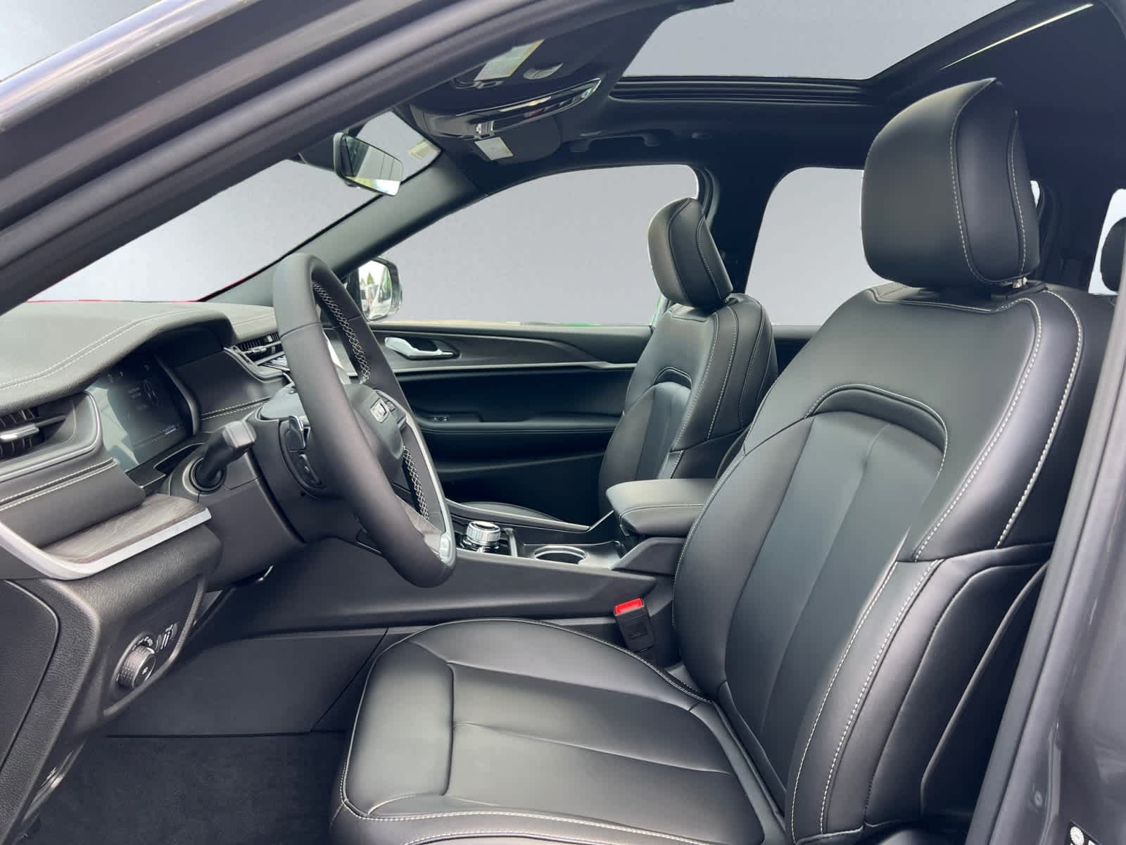 new 2025 Jeep Grand Cherokee car, priced at $48,010