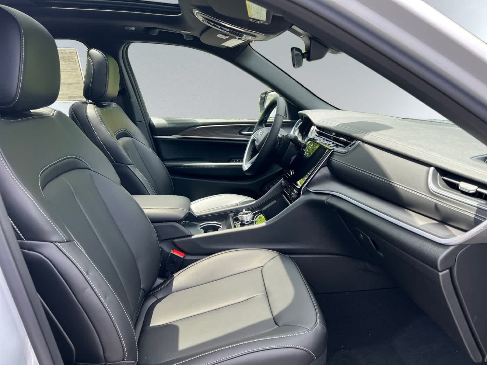 new 2025 Jeep Grand Cherokee car, priced at $48,010