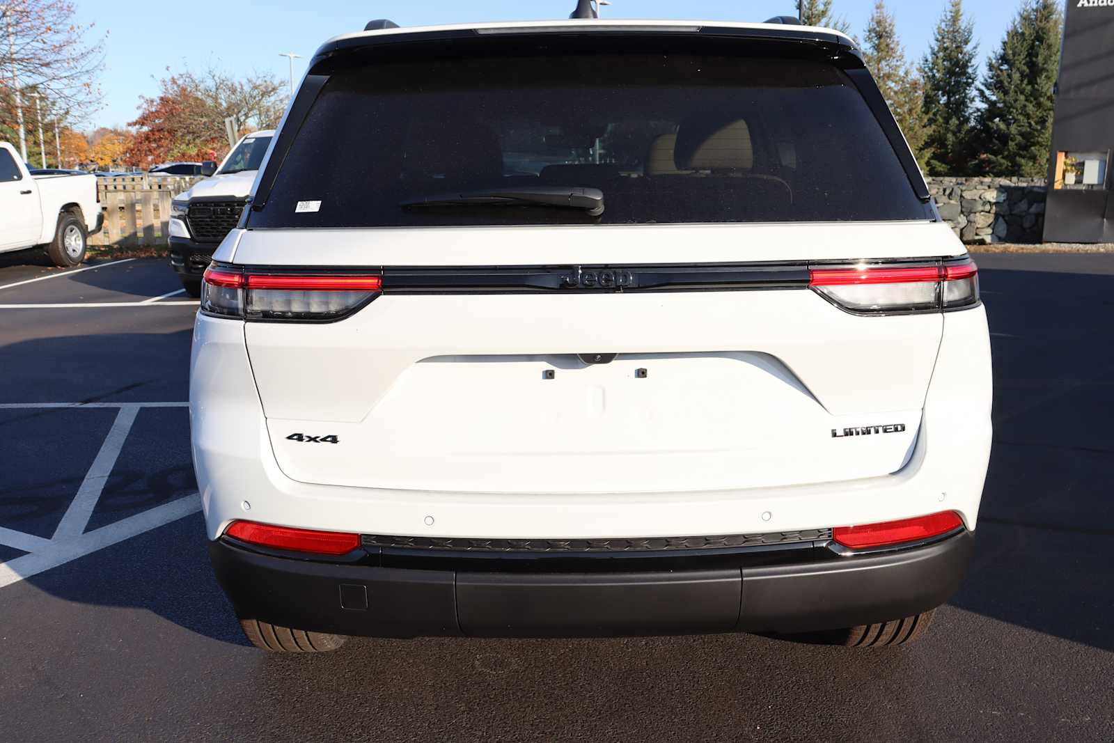 new 2025 Jeep Grand Cherokee car, priced at $48,989