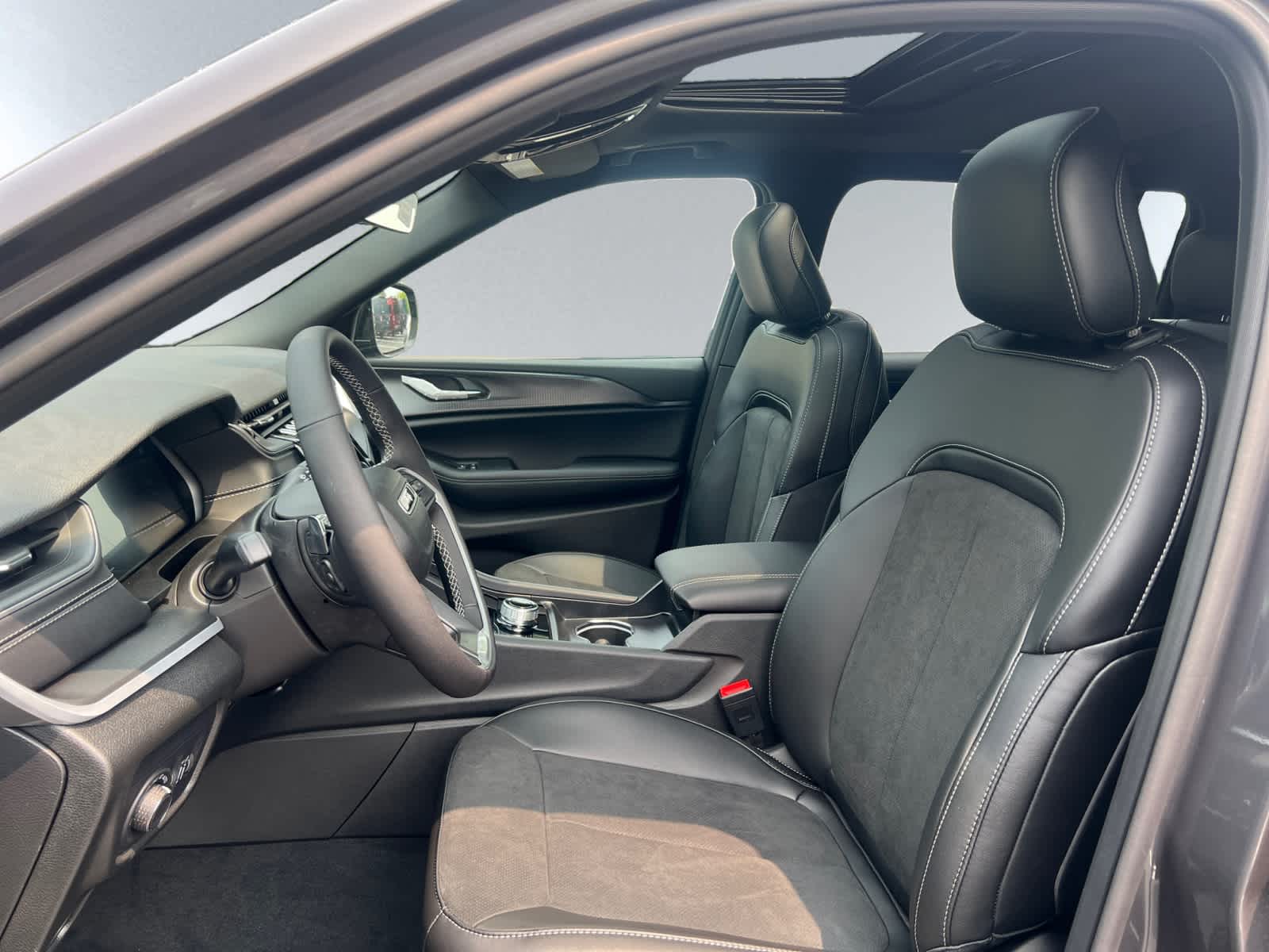 new 2025 Jeep Grand Cherokee car, priced at $49,725