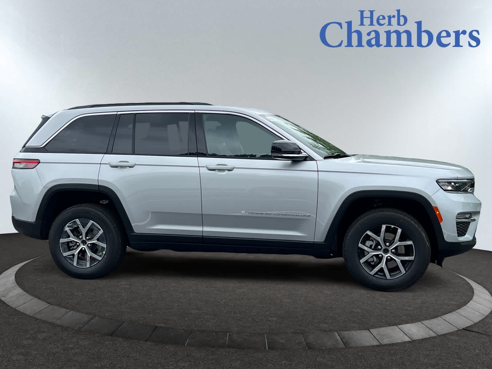 new 2025 Jeep Grand Cherokee car, priced at $48,010