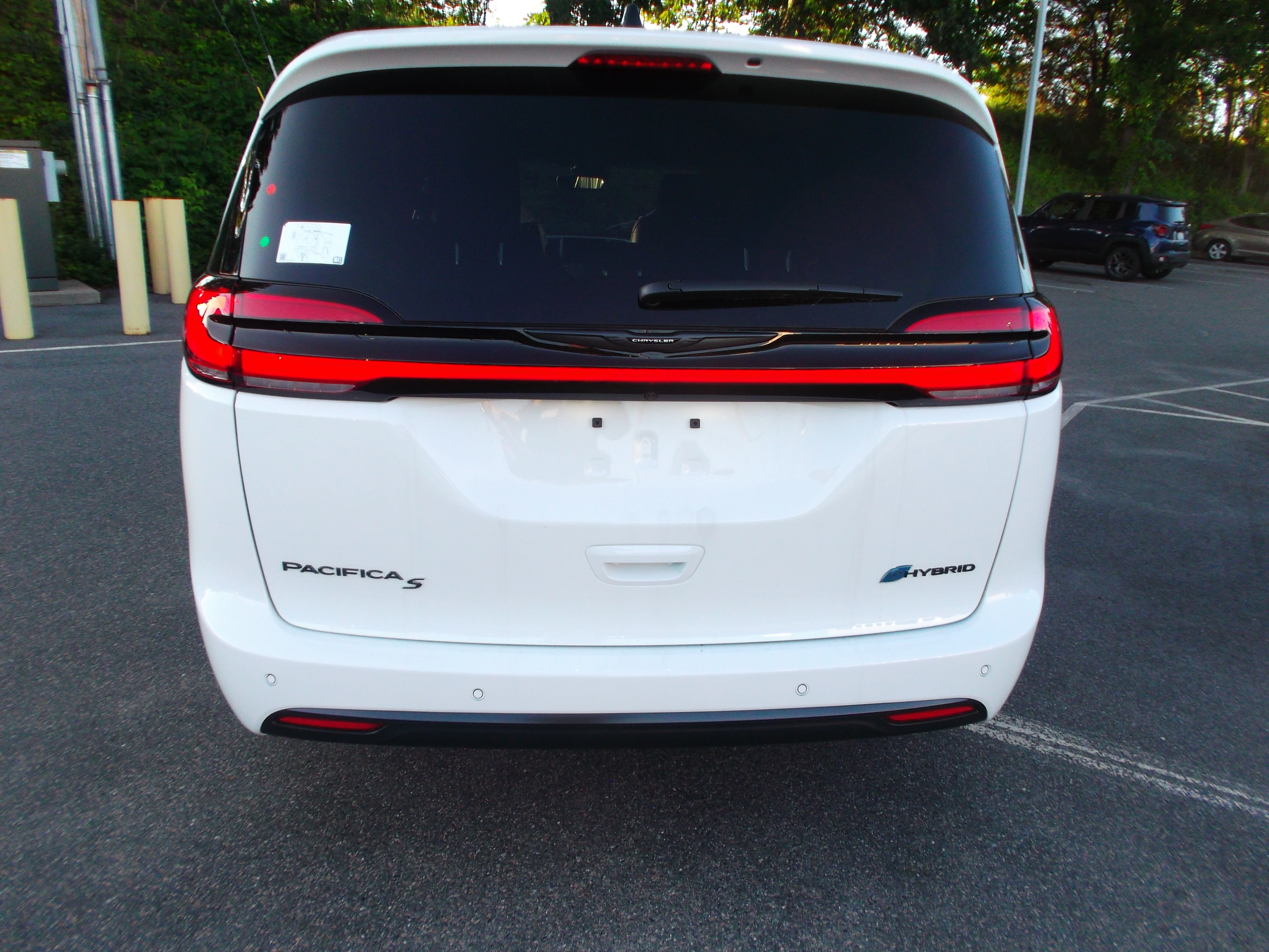 new 2023 Chrysler Pacifica Plug-In Hybrid car, priced at $52,485