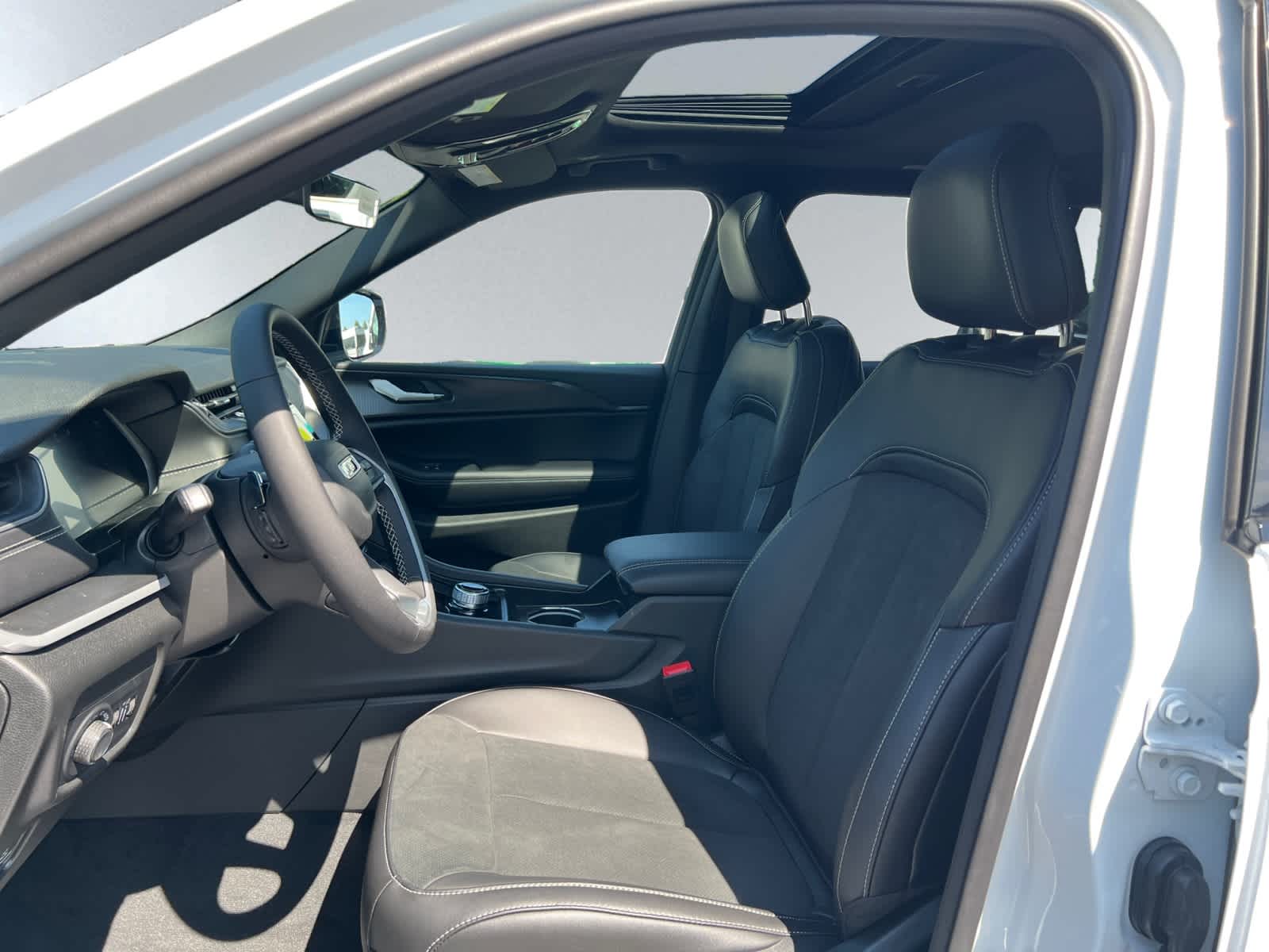 new 2025 Jeep Grand Cherokee car, priced at $46,135