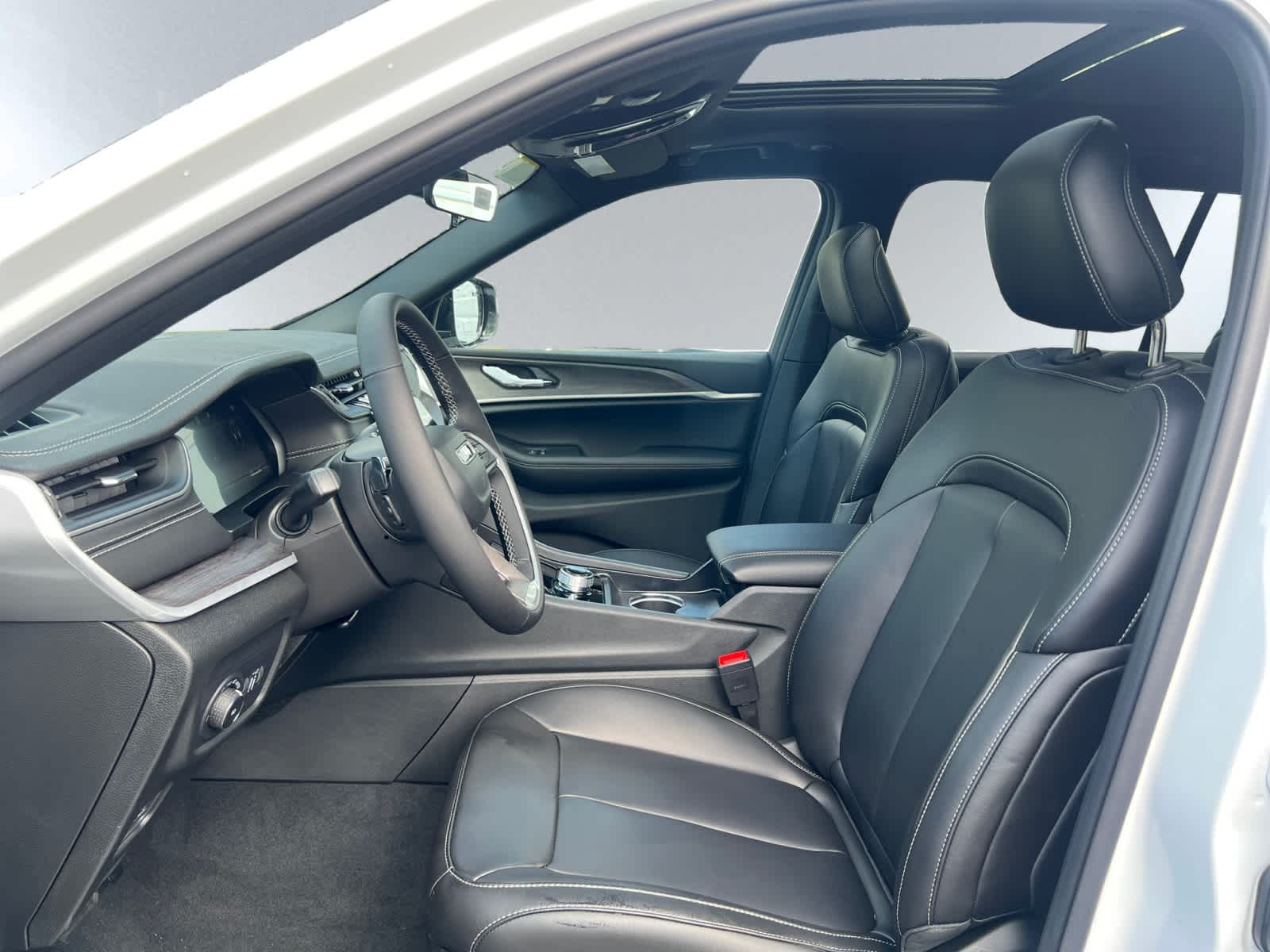 new 2025 Jeep Grand Cherokee car, priced at $50,265