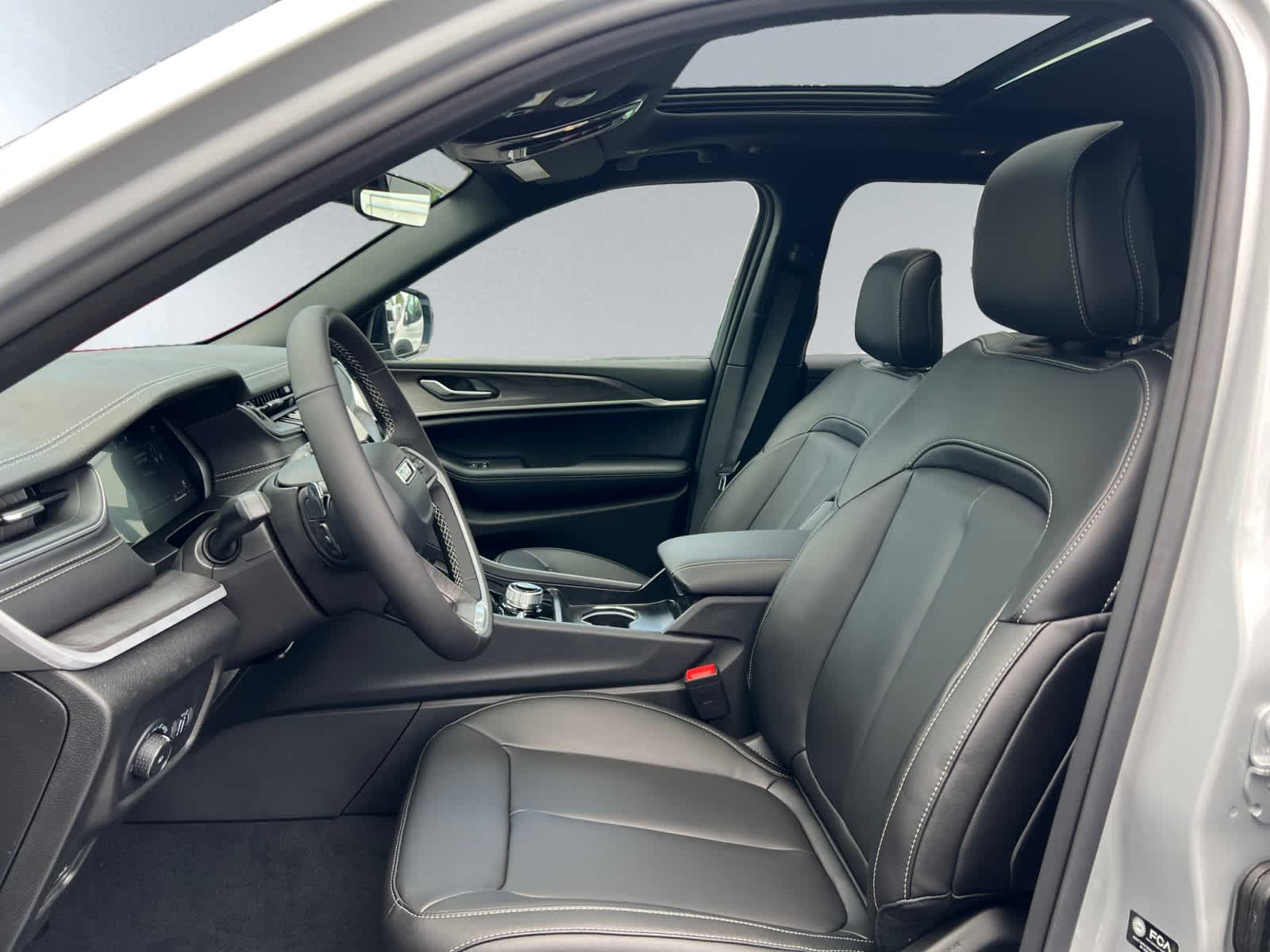 new 2025 Jeep Grand Cherokee car, priced at $48,010