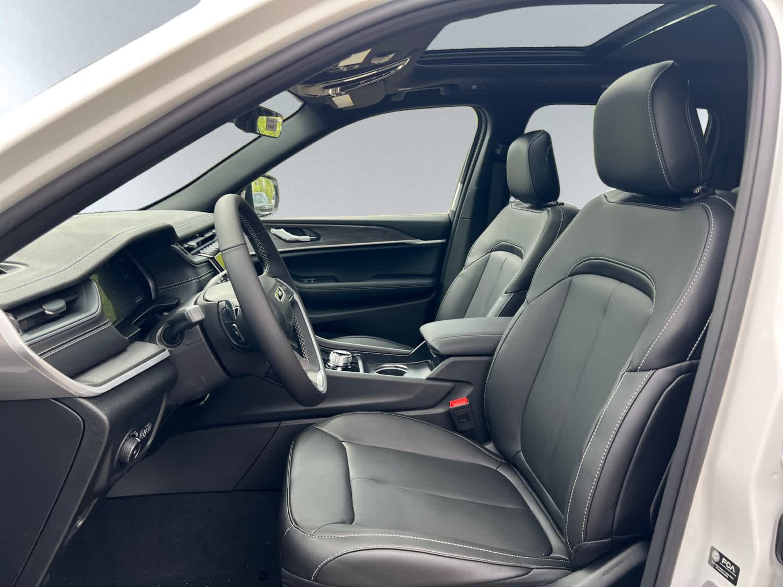 new 2025 Jeep Grand Cherokee car, priced at $49,415