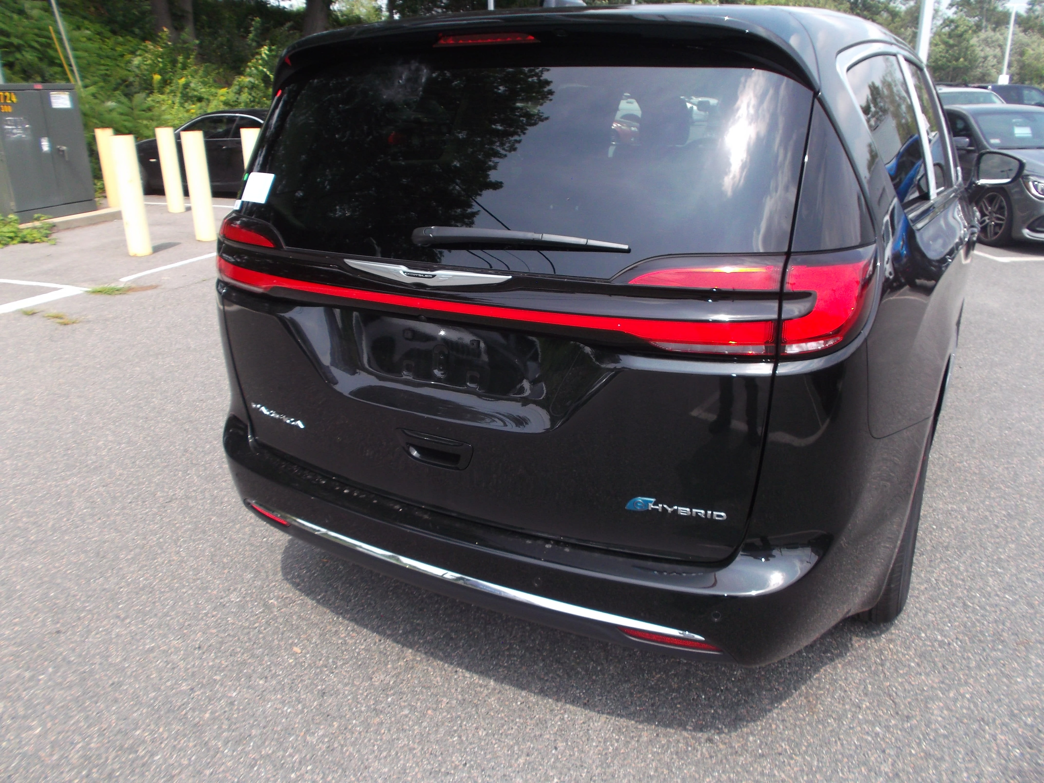 new 2023 Chrysler Pacifica Plug-In Hybrid car, priced at $51,240