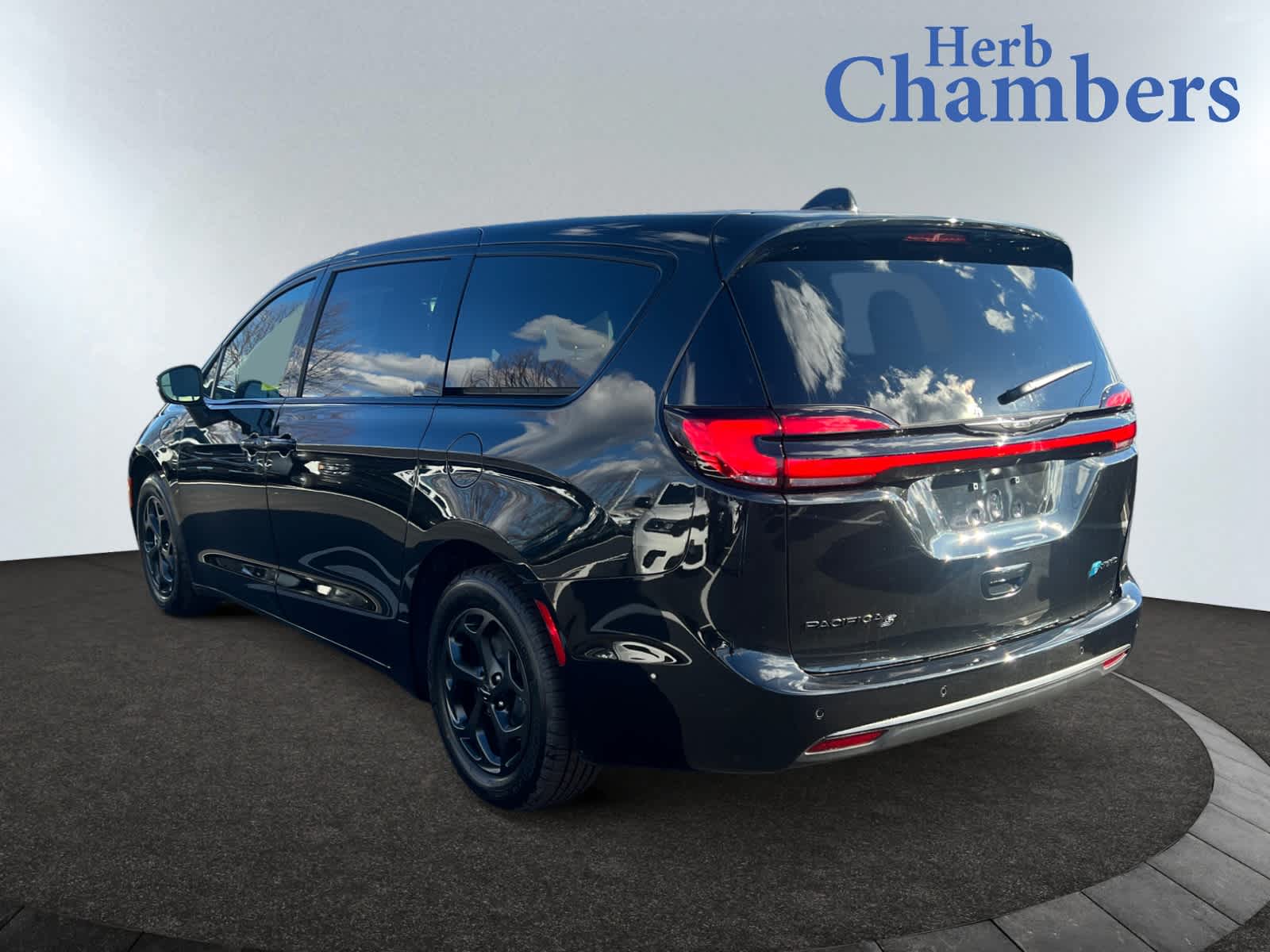 new 2023 Chrysler Pacifica Hybrid car, priced at $47,680