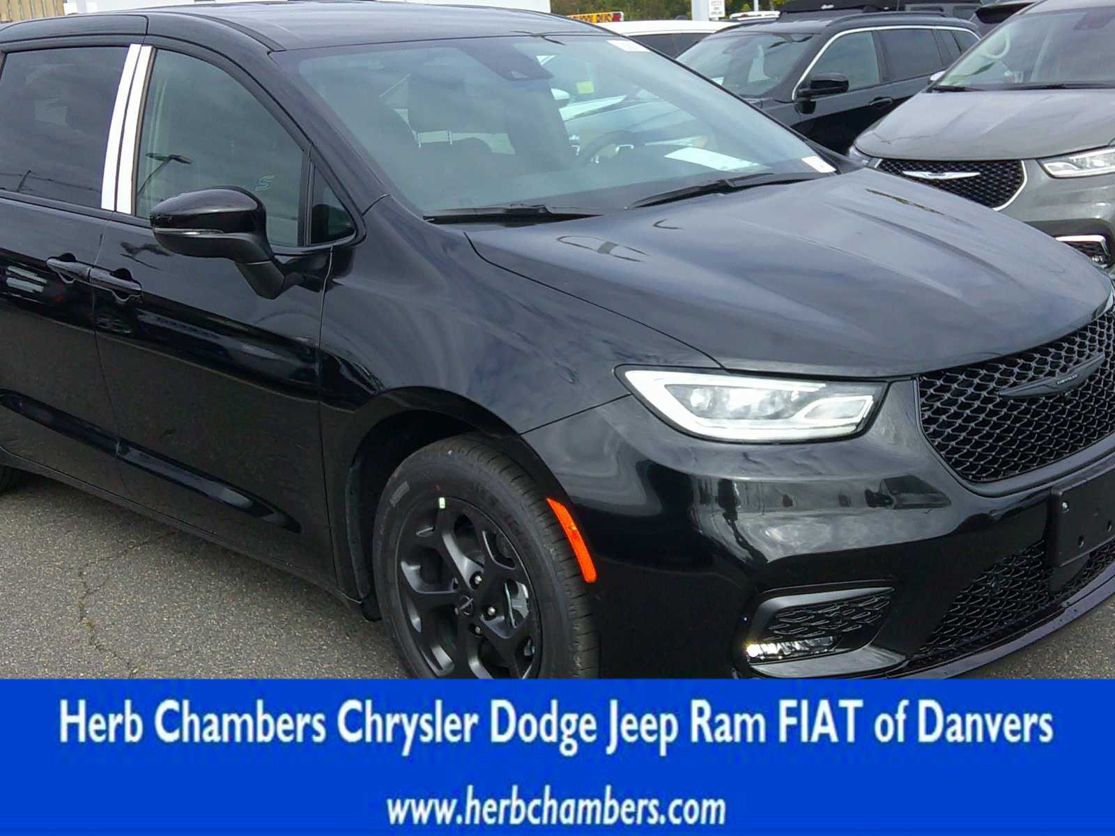 new 2023 Chrysler Pacifica Plug-In Hybrid car, priced at $49,930