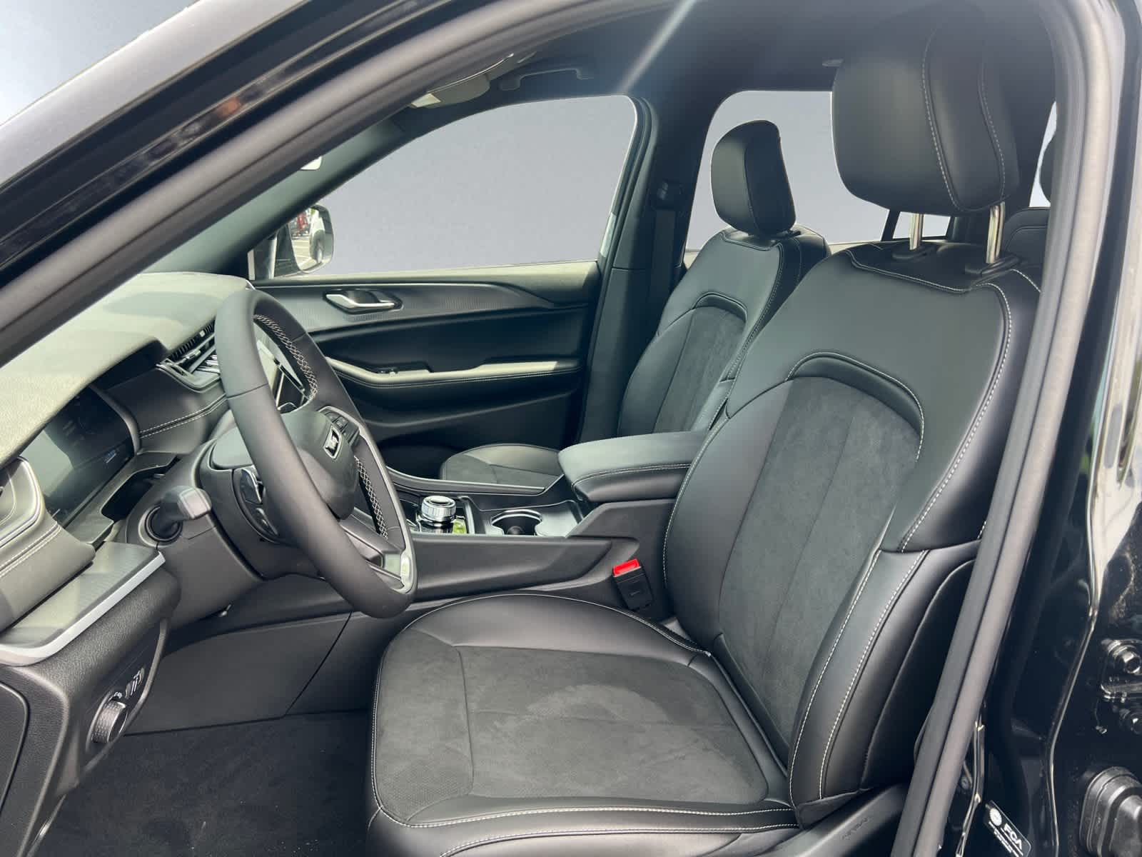 new 2025 Jeep Grand Cherokee car, priced at $44,230